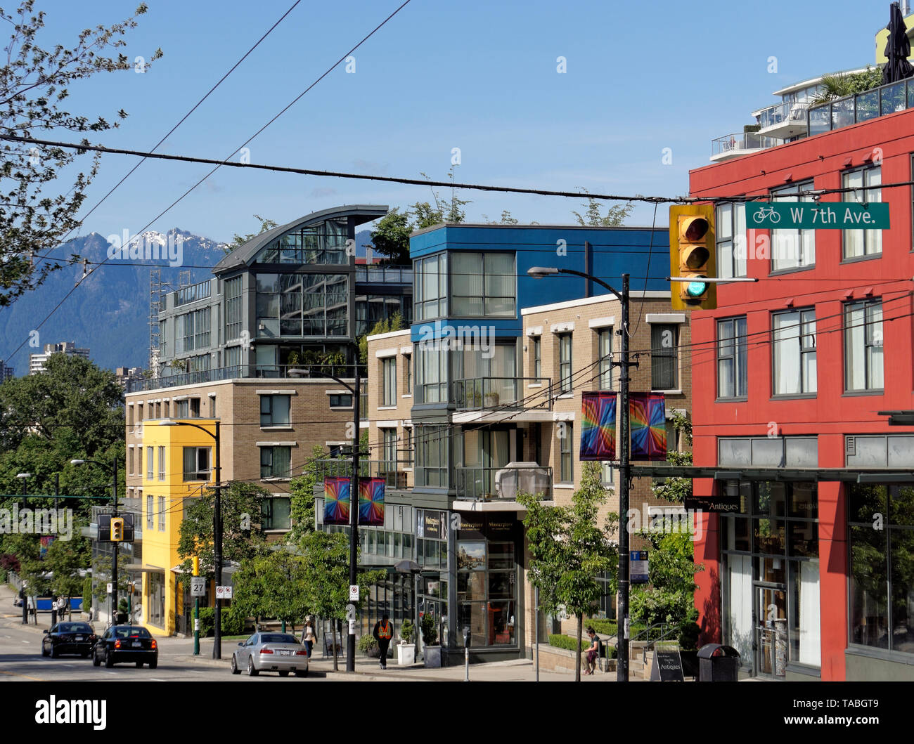 Colorato multi-uso residenziale e edifici retail su South Granville Street, Vancouver, BC, Canada Foto Stock