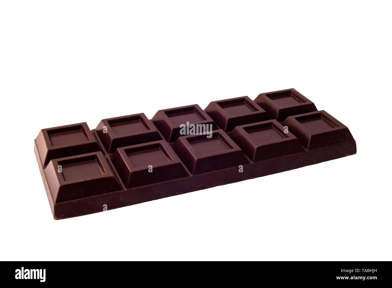La foto di isolato barra scura di cioccolato su uno sfondo bianco, vista laterale Foto Stock