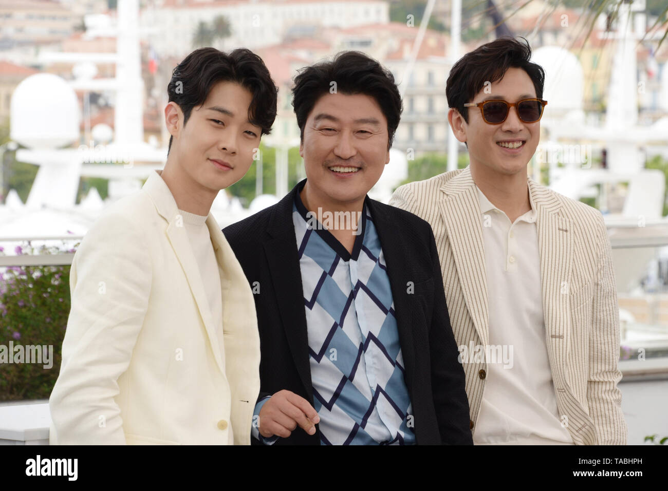 22 maggio 2019 - Cannes, Francia - CANNES, Francia - 22 Maggio: (L-R) Choi Woo-Shik, canzone Kang-Ho e Lee Sun-Gyun frequentare il photocall per ''parassita'' durante la 72annuale di festival di pellicola di Cannes il 22 maggio 2019 a Cannes, Francia. (Credito Immagine: © Federico InjimbertZUMA filo) Foto Stock