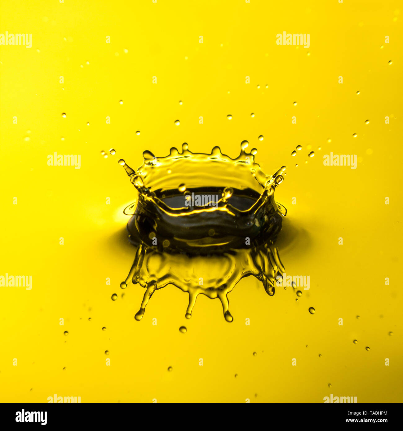 Close up della goccia d'acqua o splash-immagine, sfondi di colore giallo Foto Stock