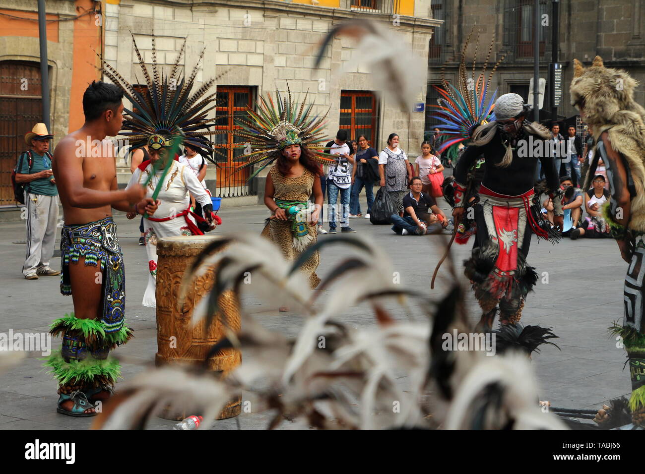 Dancing Aztechi in Zocalo Square, Città del Messico. Foto Stock