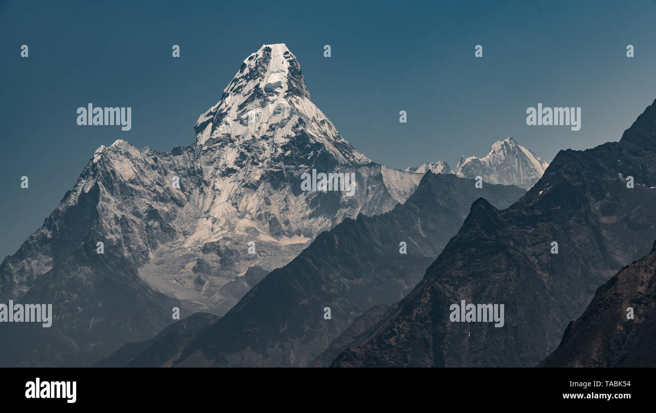 Paesaggio di layered nepalesi per le gamme della montagna con il Monte Everest in background. Foto Stock