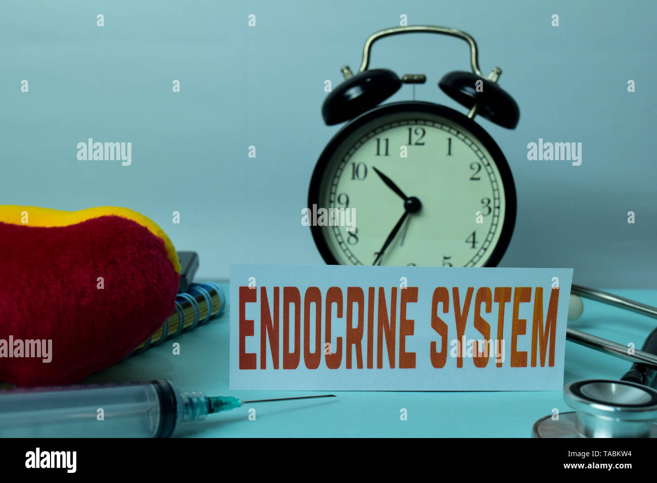 Sistema endocrino sulla pianificazione sullo sfondo di un tavolo di lavoro con forniture di ufficio. Settore medicale e della salute concept planning su sfondo bianco Foto Stock