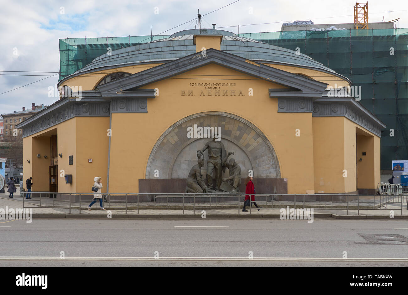 Mosca, Russia - Marzo 23, 2019: stazione metropolitana Elektrozavodskaya lobby. Monumento a tre lavoratori sovietica al di fuori nel centro della lobby. Foto Stock