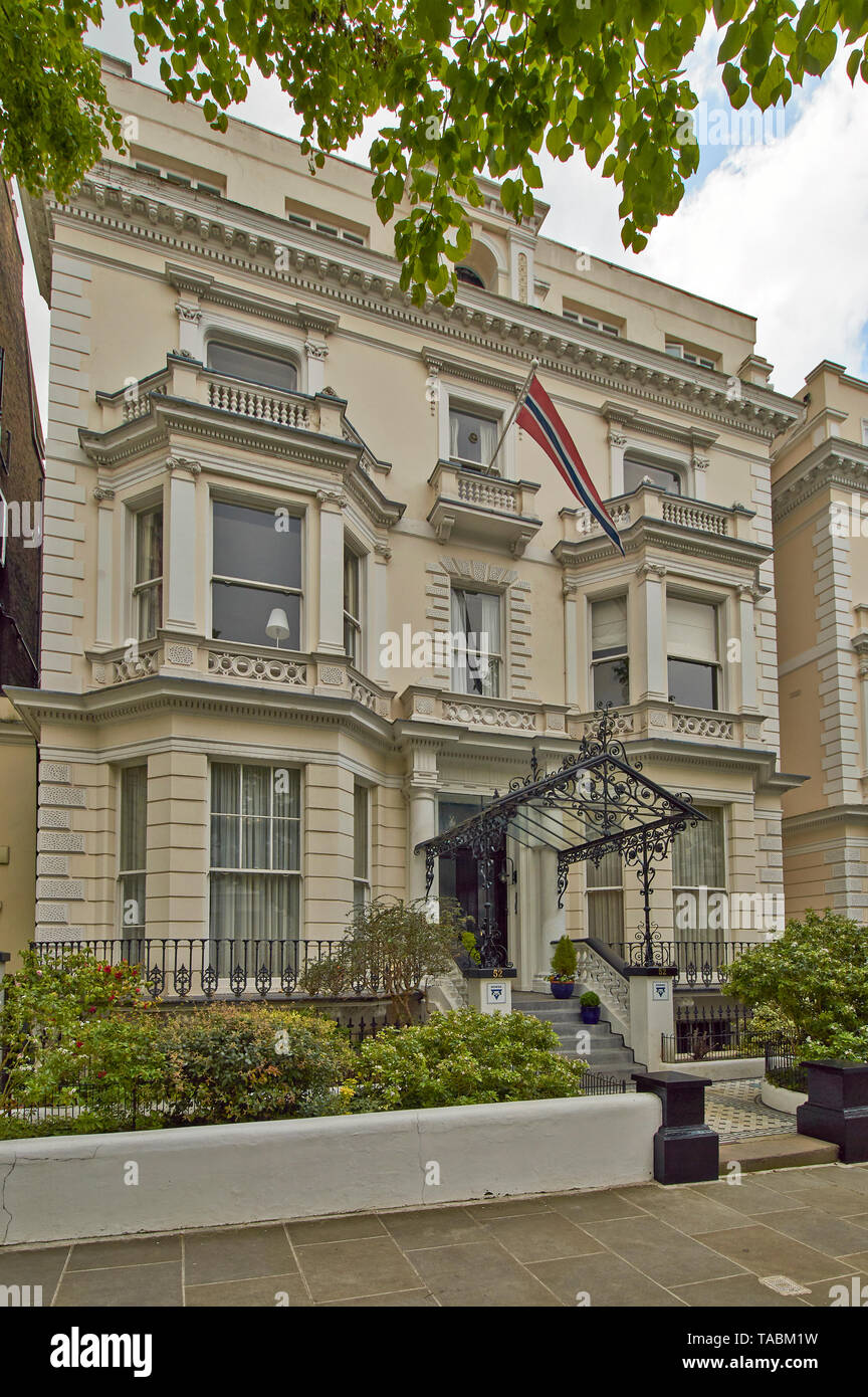 Londra HOLLAND PARK NORVEGESE OSTELLO DELLA GIOVENTÙ IN UNA STRADA DI CASE CON STUCCO PER ESTERNI E COLORI PASTELLO Foto Stock