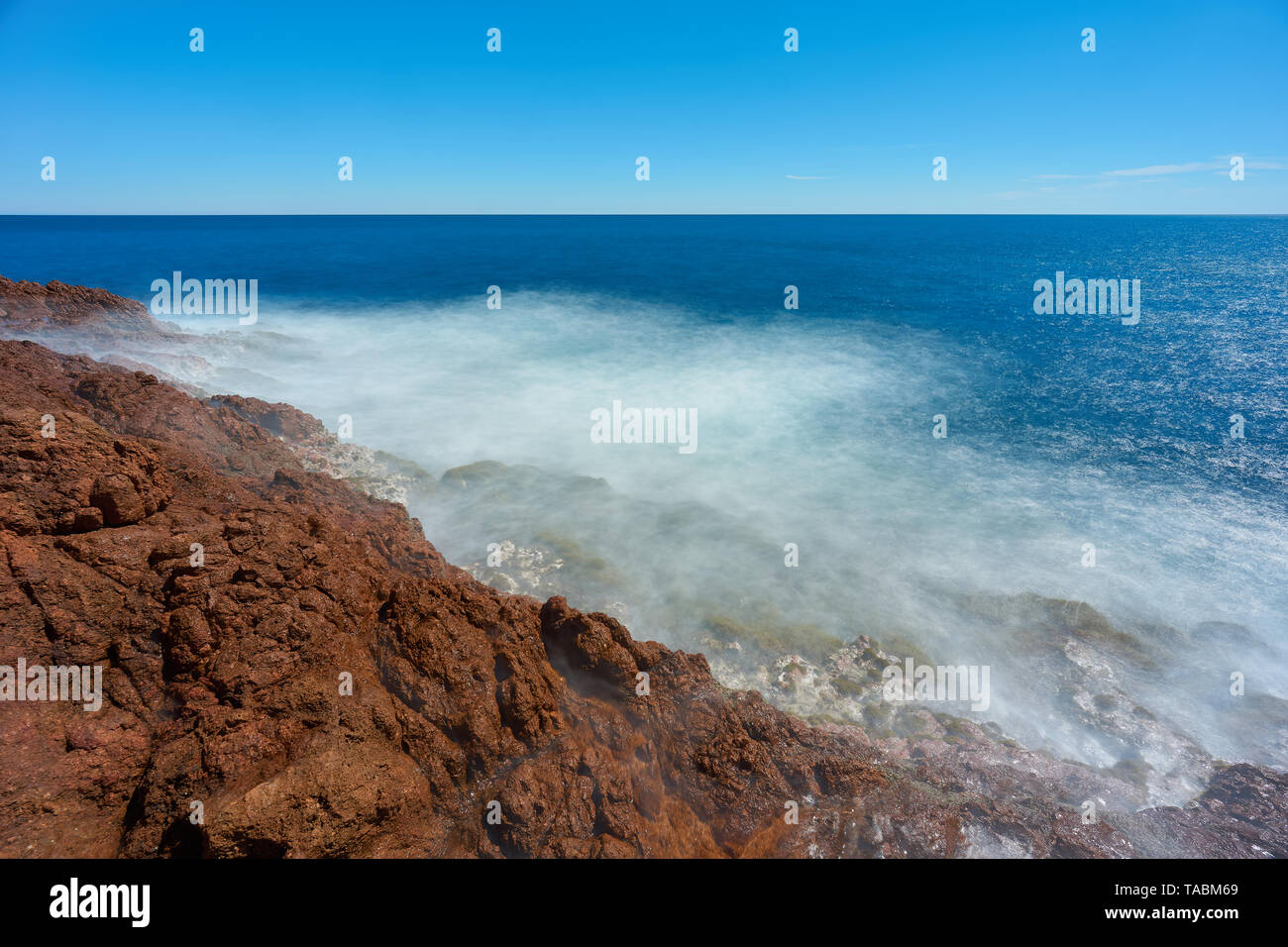 Seascape su Roche Rouge, Costa Azzurra, Francia. Una lunga esposizione shot. Foto Stock