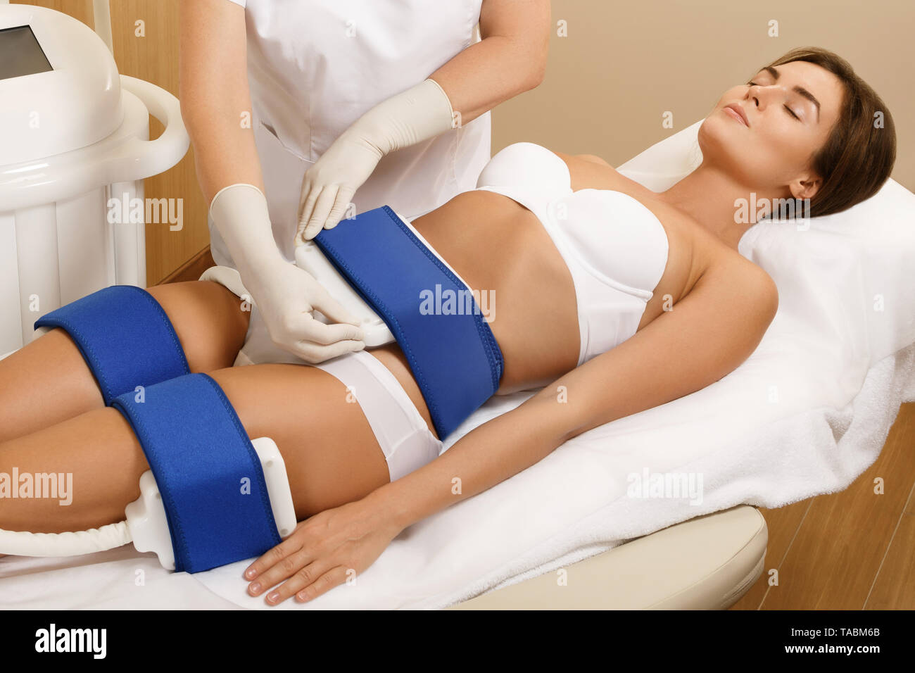 Donna durante la procedura di Cryolipolysis in professional clinica di bellezza Foto Stock