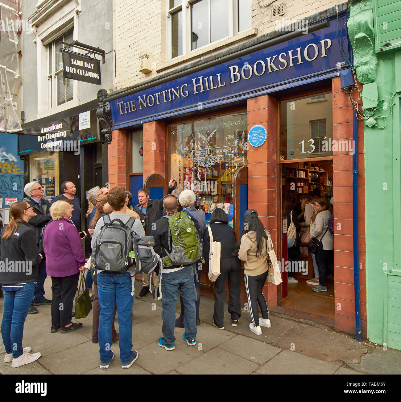 Londra Notting Hill Il NOTTING HILL BOOKSHOP CIRCONDATO DA PERSONE Foto Stock