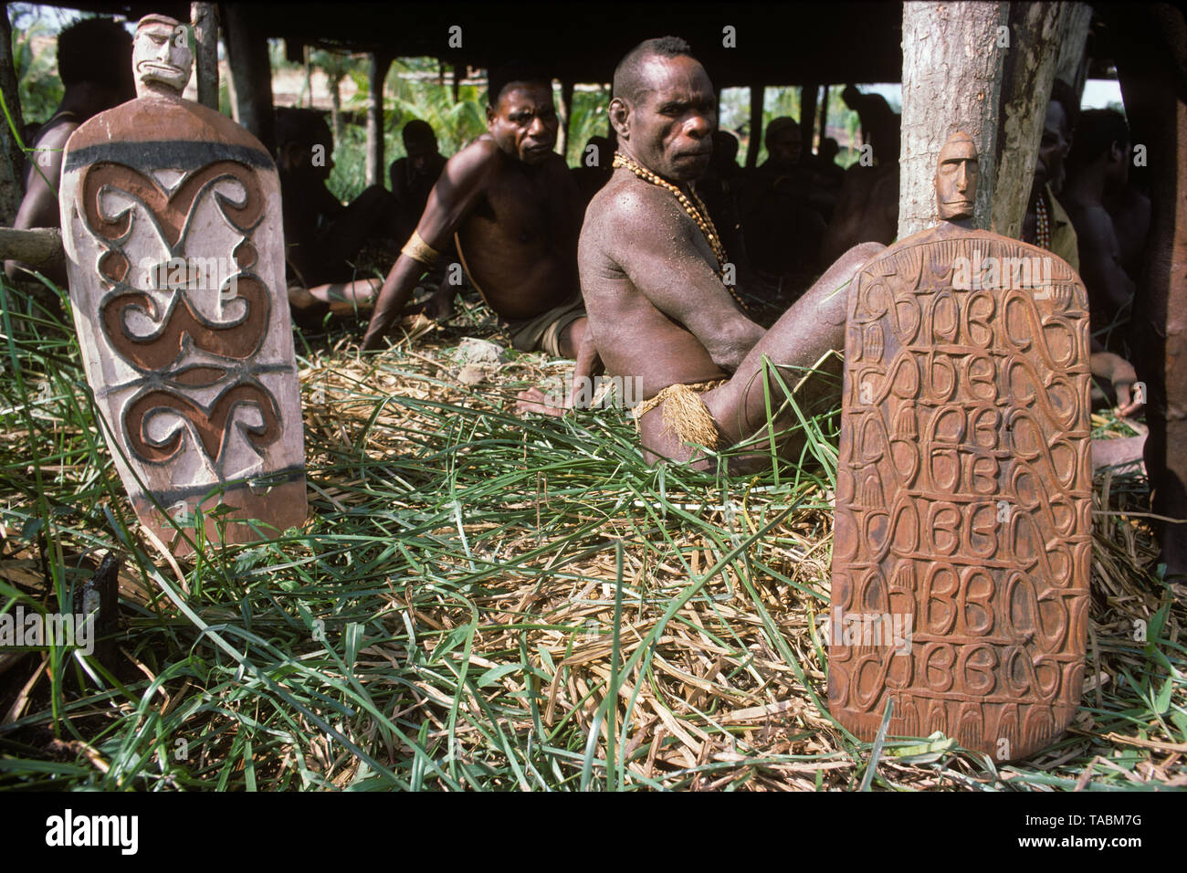 Asmat persone: gruppi etnici che vivono nella provincia di Papua di Indonesia, lungo il mare Arafura. Asmat scultori e il loro lavoro. Villaggio di Pirien. Photog Foto Stock