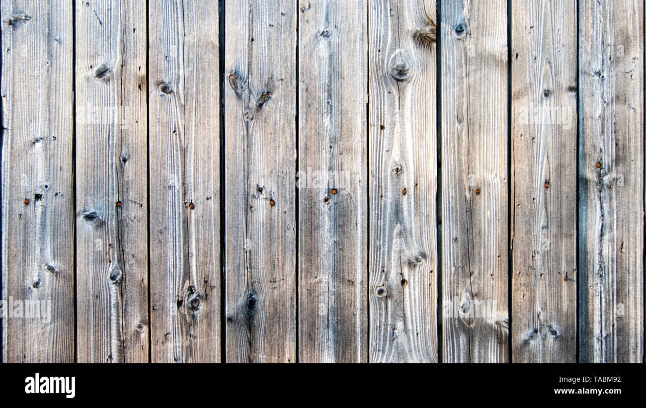 Foto di non verniciato naturale parete in legno di una casa di campagna da tavole dipinte. Foto Stock