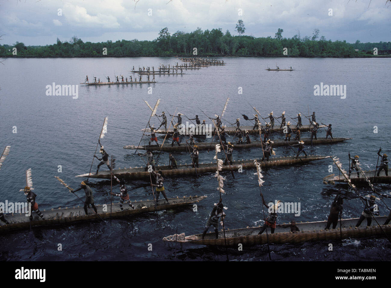 Asmat persone: gruppi etnici che vivono nella provincia di Papua di Indonesia, lungo il mare Arafura. Visualizzazione della guerra Asmat canoe nell'estuario del fiume vicino a th Foto Stock