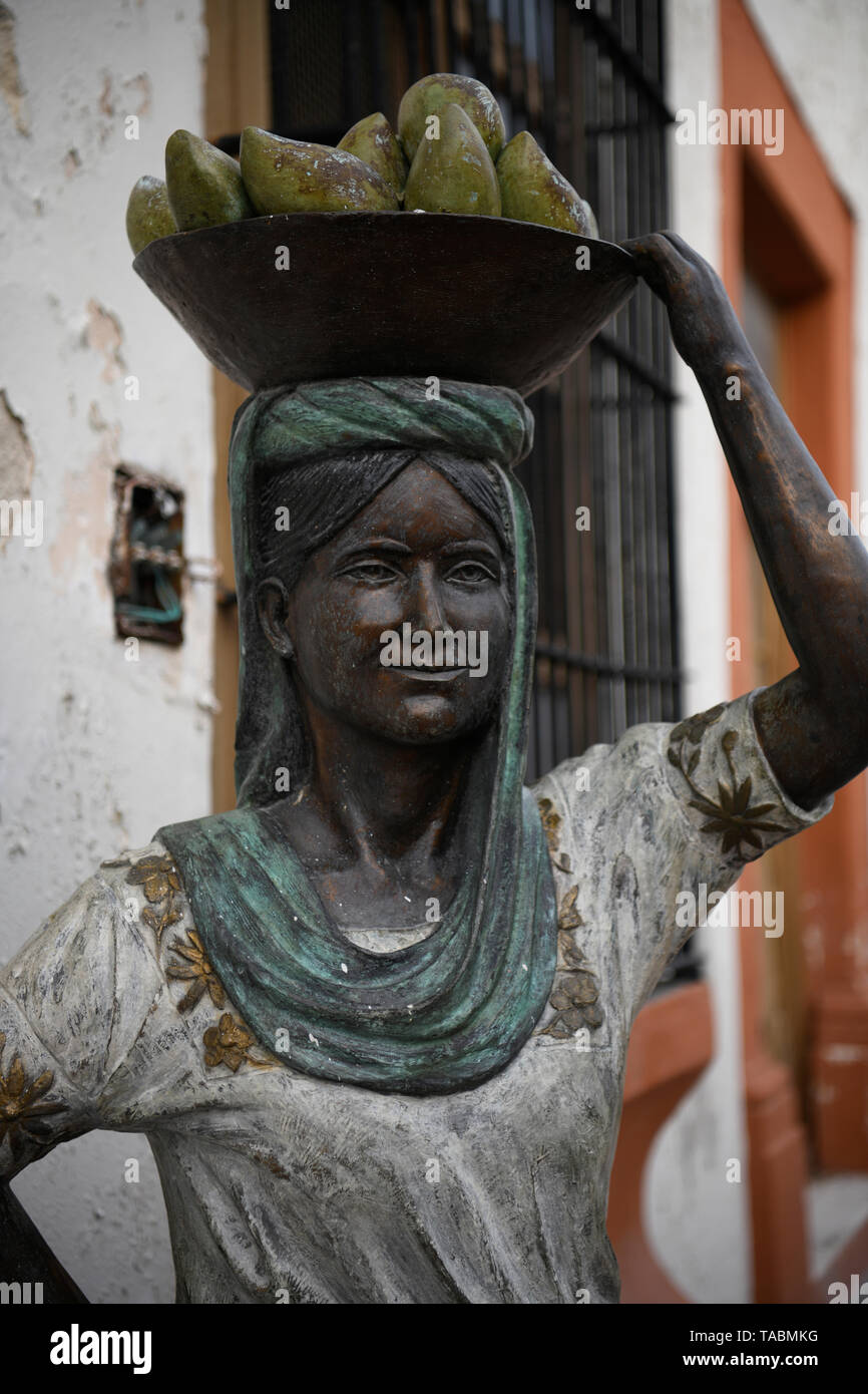 Statua di Donna con cesto di frutta in Campeche, Messico Foto Stock