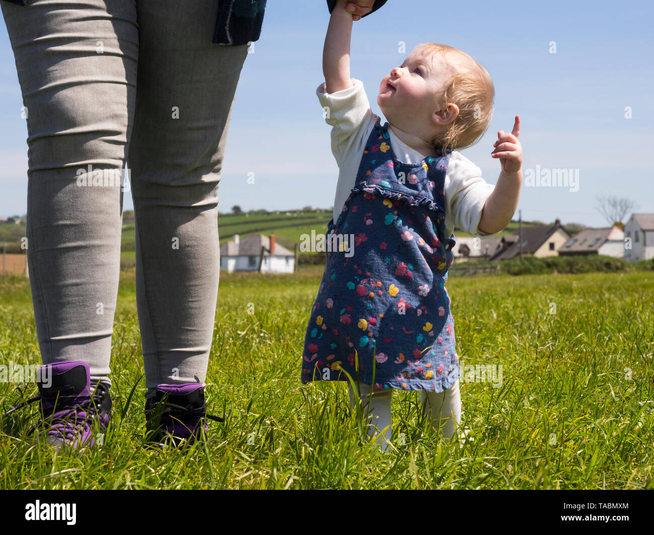 Un anno vecchia ragazza cerca fino a sua madre. Foto Stock