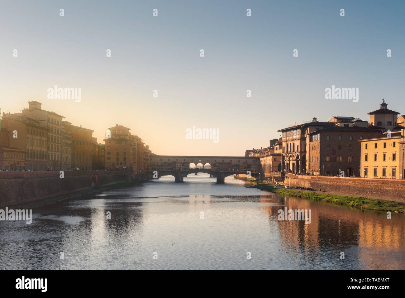 Il famoso Ponte Vecchio a Firenze durante il tramonto Foto Stock