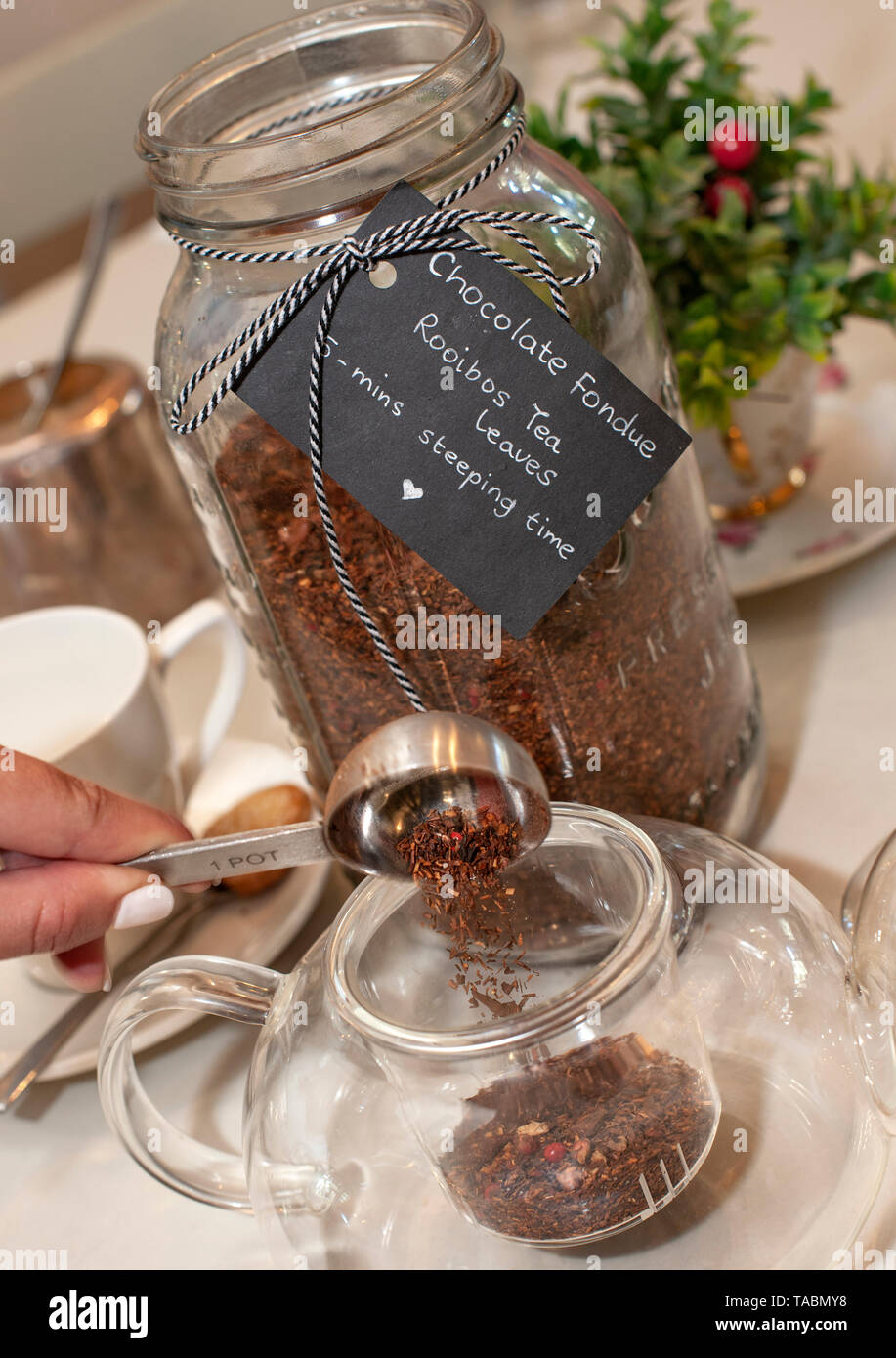 Preparazione di una teiera di Fonduta di cioccolato rooibos tè in Quattro Venti & Cafe a Cape Town. Foto Stock