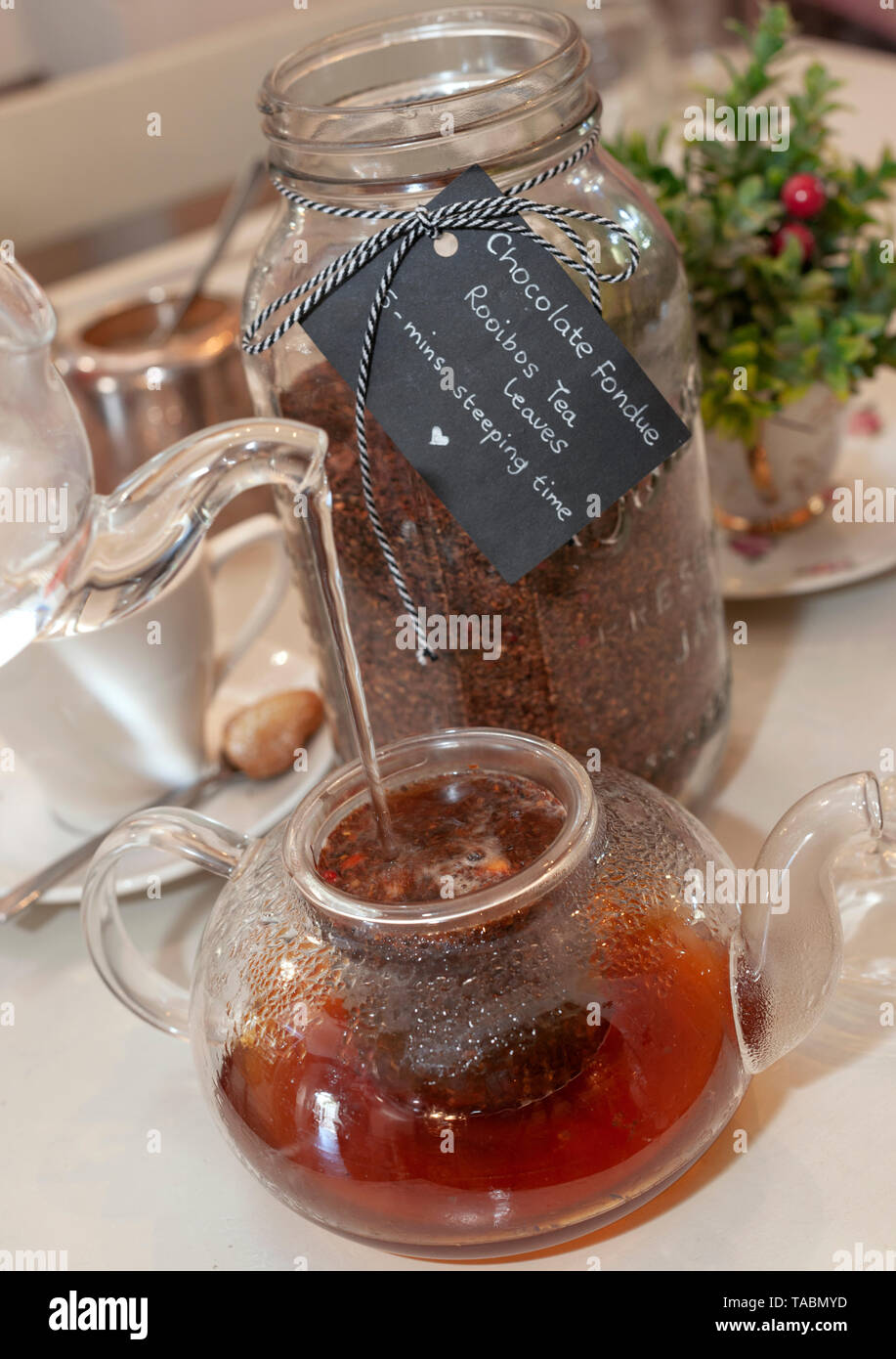 Preparazione di una teiera di Fonduta di cioccolato rooibos tè in Quattro Venti & Cafe a Cape Town. Foto Stock