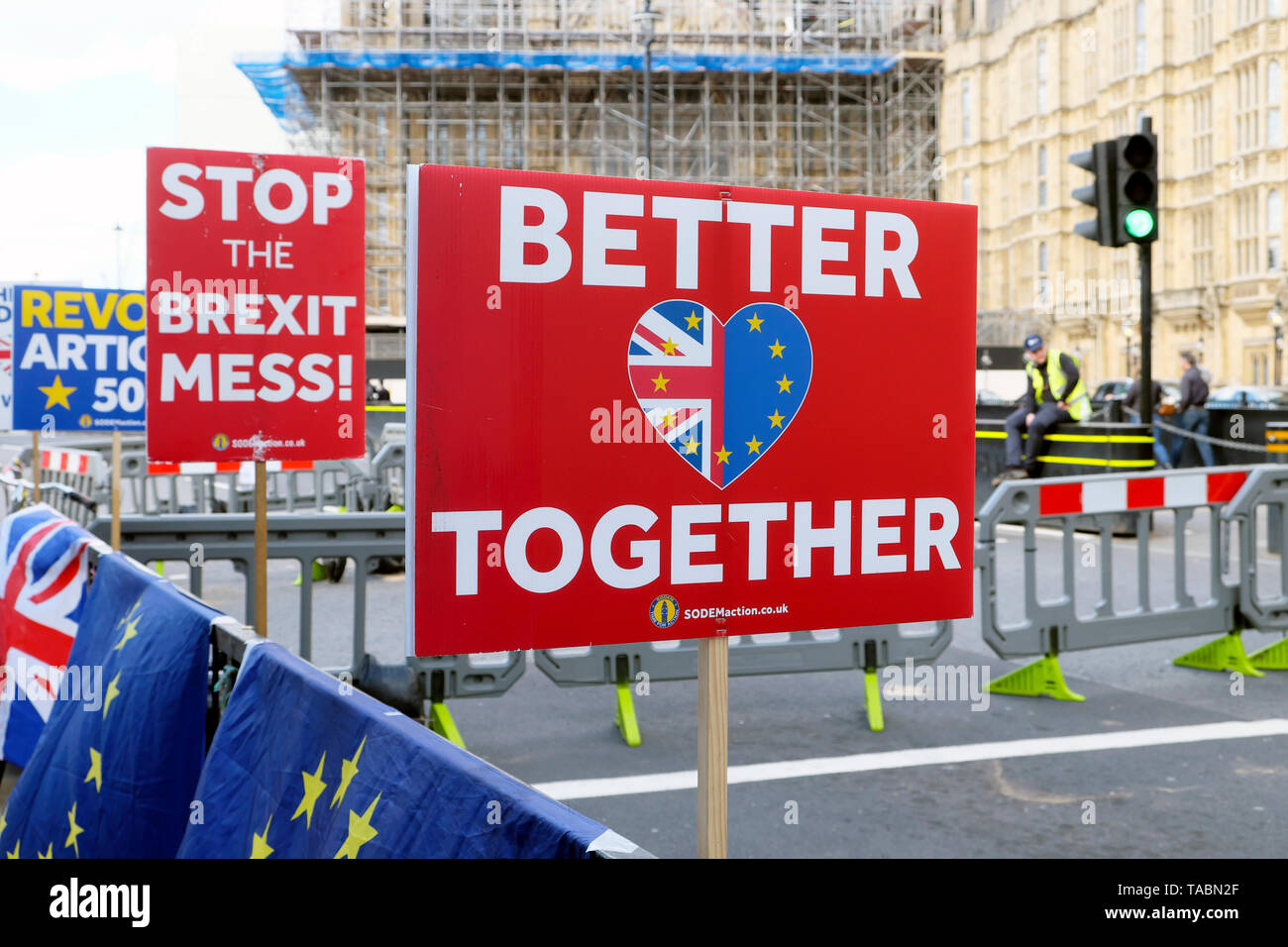 Arrestare il BREXIT pasticcio! E MEGLIO INSIEME UE rimangono BREXIT SODEM anti-poster Brexit targhetta bandiere e striscioni sulle barriere in strada al di fuori della sede del parlamento di Westminster Londra Inghilterra REGNO UNITO 21 maggio 2019 KATHY DEWITT Foto Stock