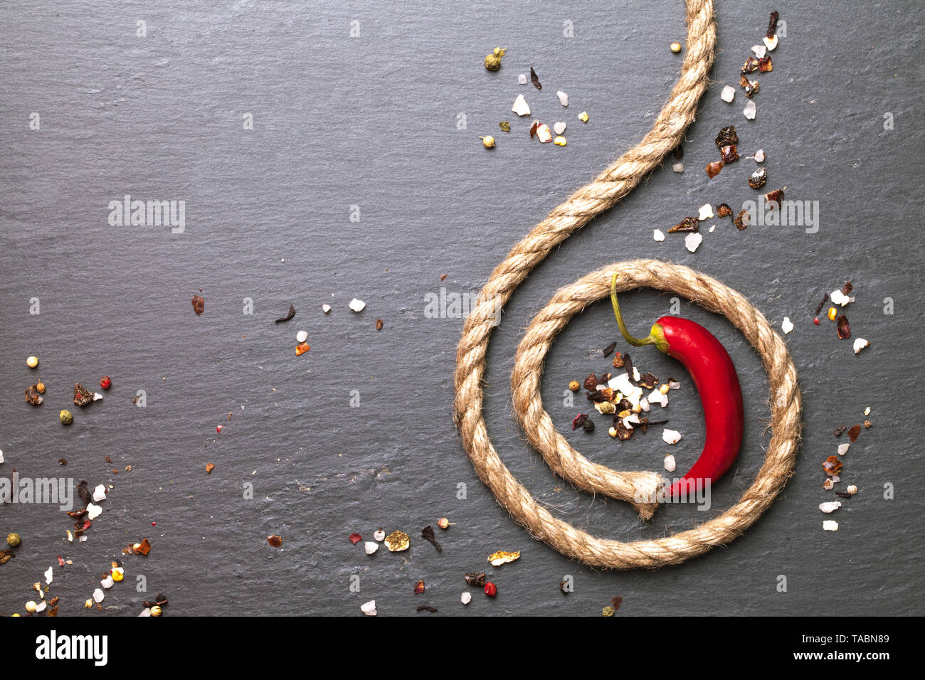 Peperoncino rosso con una corda Foto Stock