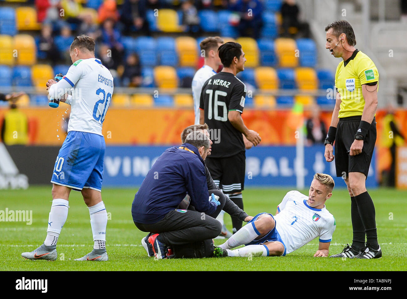 Davide Frattesi dall Italia visto ferito durante la FIFA U-20 World Cup match tra il Messico e l'Italia (GRUPPO B) a Gdynia. ( Il punteggio finale; Messico 1:2 Italia ) Foto Stock