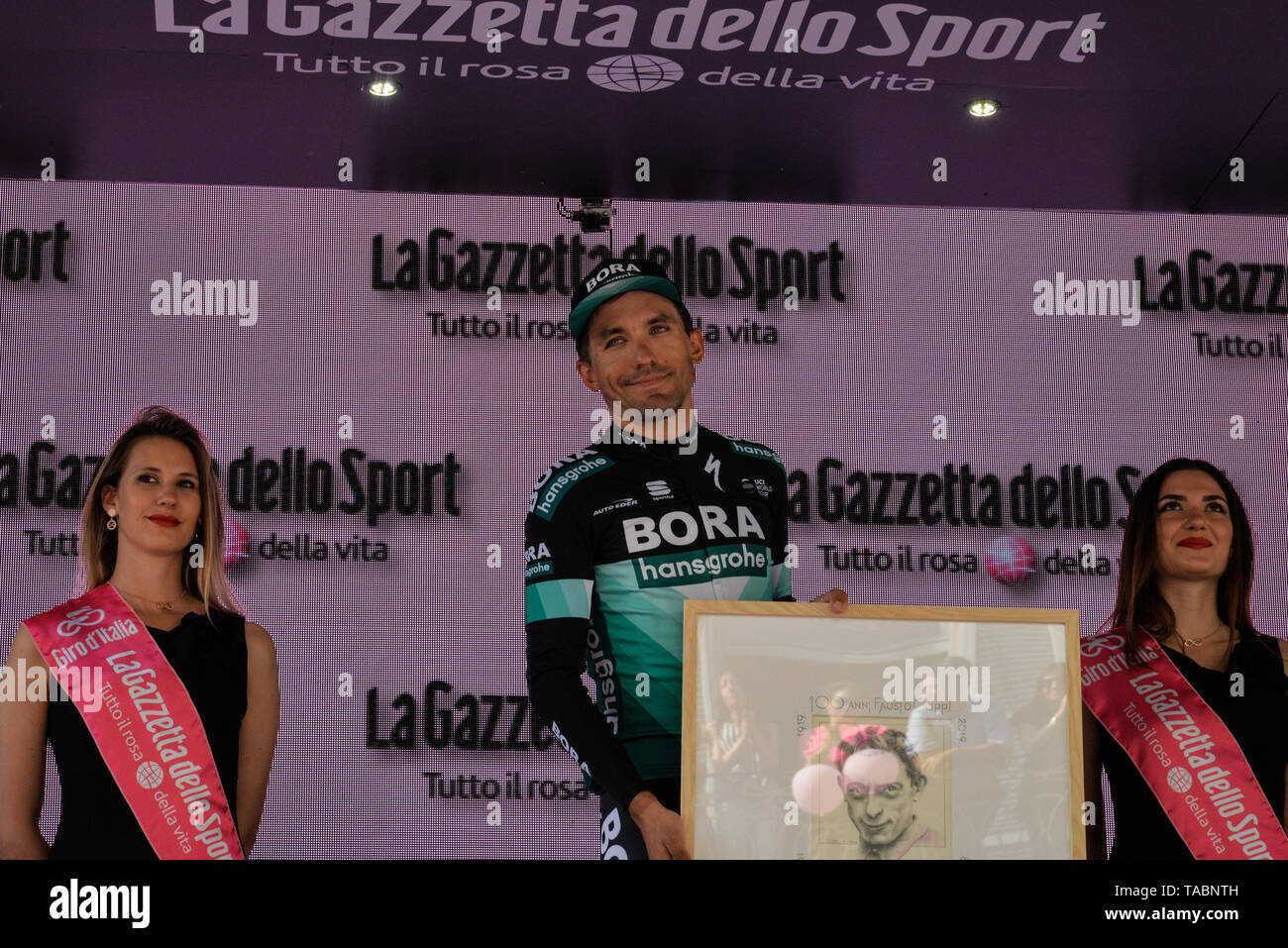 Team Bora rider Italia di Cesare Benedetti visto celebrare dopo aver vinto durante il 102º Giro d'Italia 2019, fase 12 un 158km Stadio da Cuneo a Pinerolo del Giro d'Italia. Foto Stock