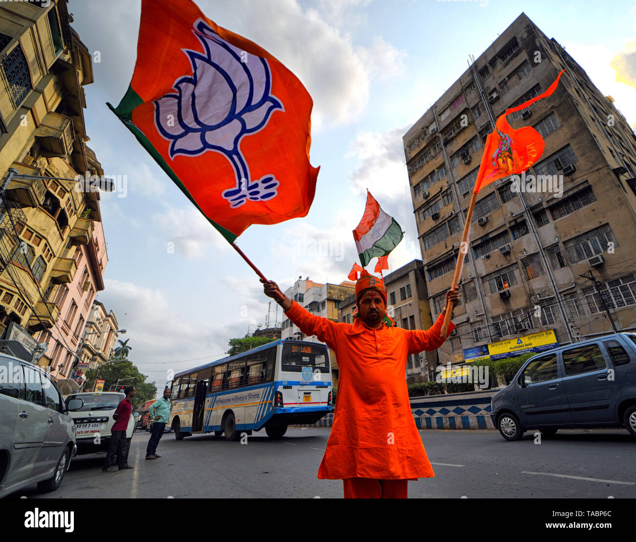 Un sostenitore del Bharatiya Janata Party (BJP) visto di tessitura del BJP bandiere nella parte anteriore della testa di partito quarto a Kolkata dopo la massiccia vincere nel Bengala occidentale e in India elezioni. Bharatiya Janata Party (BJP) vince le elezioni in Kolkata, India. Foto Stock