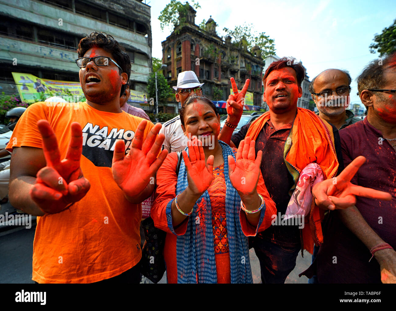 I sostenitori del BJP sono visti gesti un segno del segno di vittoria dopo aver udito il risultato elettorale dell India in Kolkata. Bharatiya Janata Party (BJP) vince le elezioni in Kolkata, India. Foto Stock