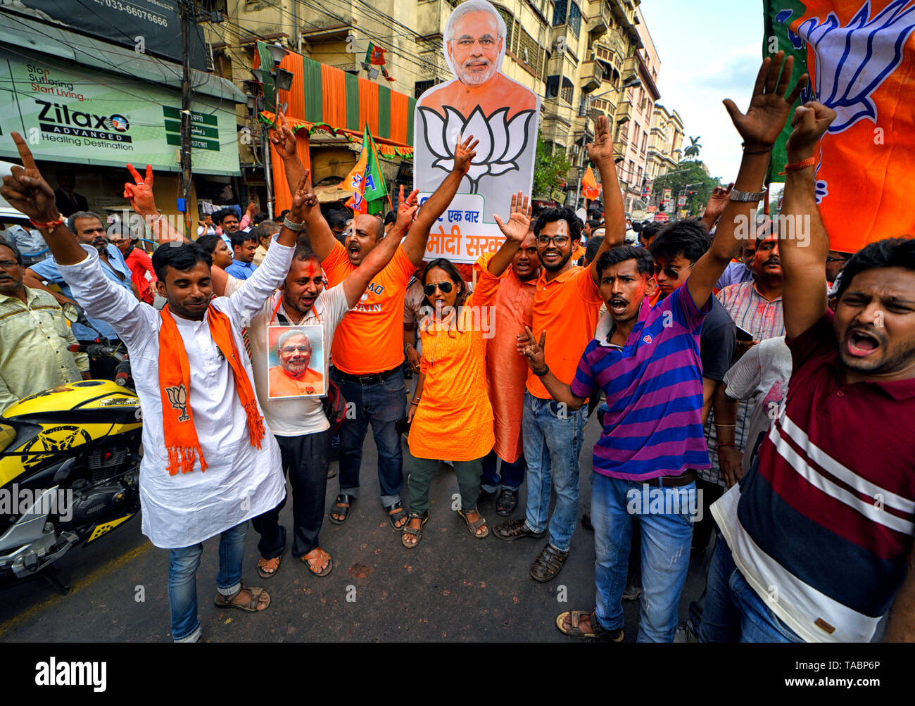 I sostenitori del Bharatiya Janata Party (BJP) sono visto celebrare con una sfinestratura del Primo Ministro Narendra modi nella parte anteriore della testa di partito quarto in Kolkata dopo la massiccia vincere nel Bengala occidentale e in India elezioni. Bharatiya Janata Party (BJP) vince le elezioni in Kolkata, India. Foto Stock