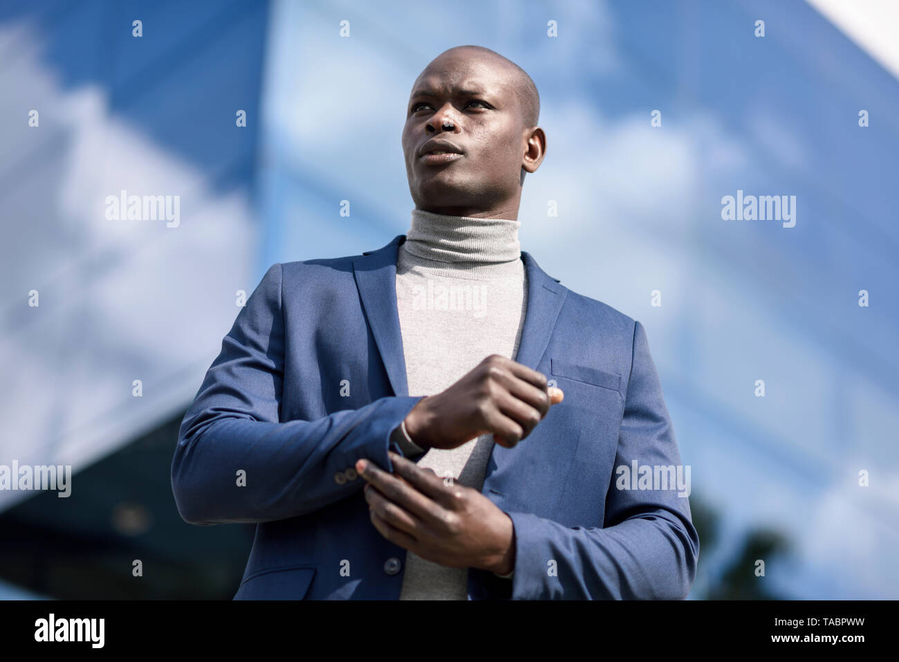 Ritratto di imprenditore indossare tuta blu e grigio turtleneck pullover Foto Stock
