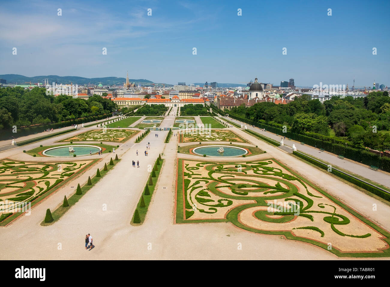 Una vista dei giardini del Belvedere e la skyline di Vienna da finestre superiori del Palazzo Belvedere, Schloss Belvedere. Foto Stock