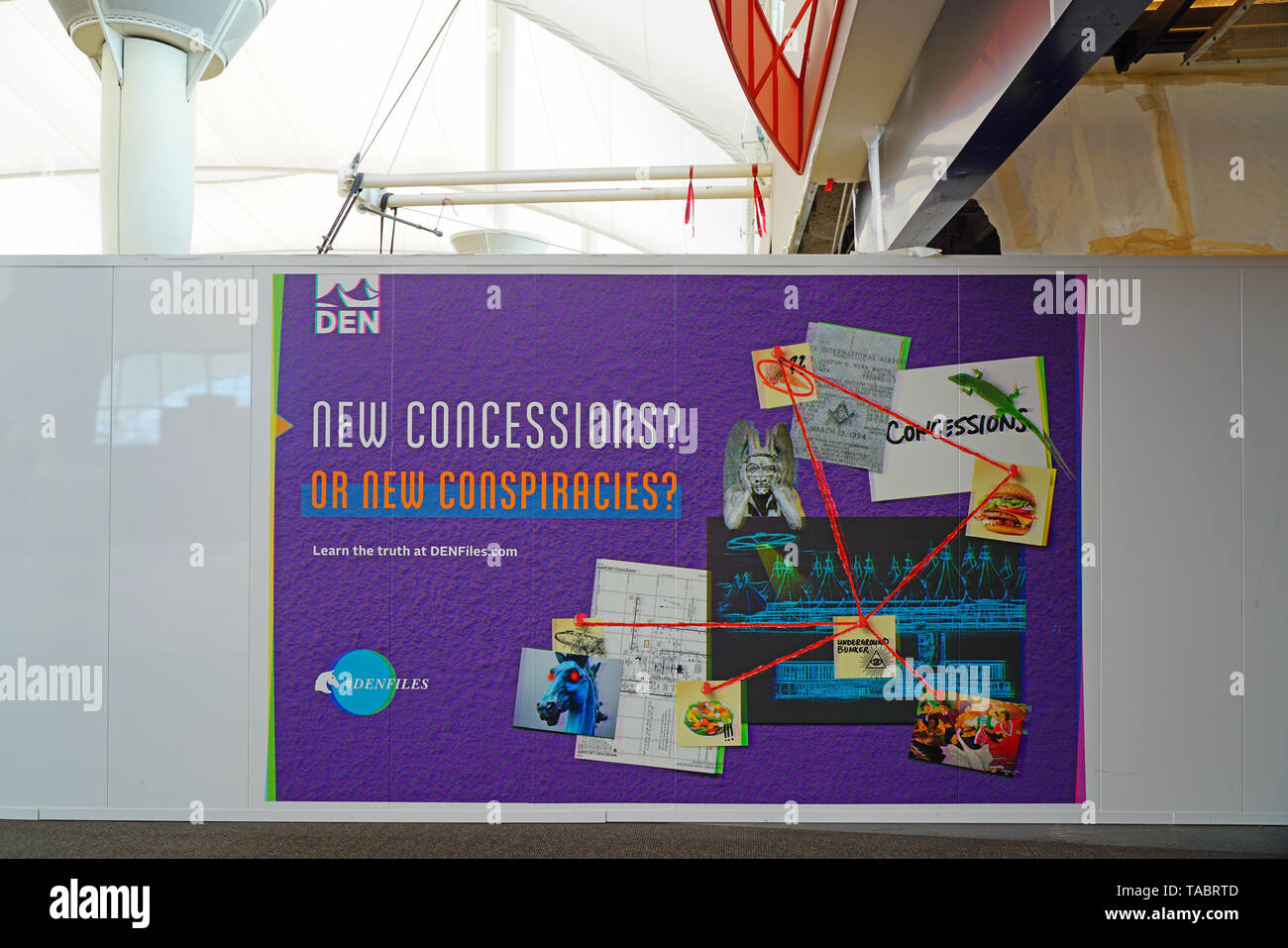 DENVER, CO -11 maggio 2019- Vista di divertente teoria della cospirazione poster presso l'Aeroporto Internazionale di Denver, o DIA (DEN), ai piedi delle Montagne Rocciose Foto Stock