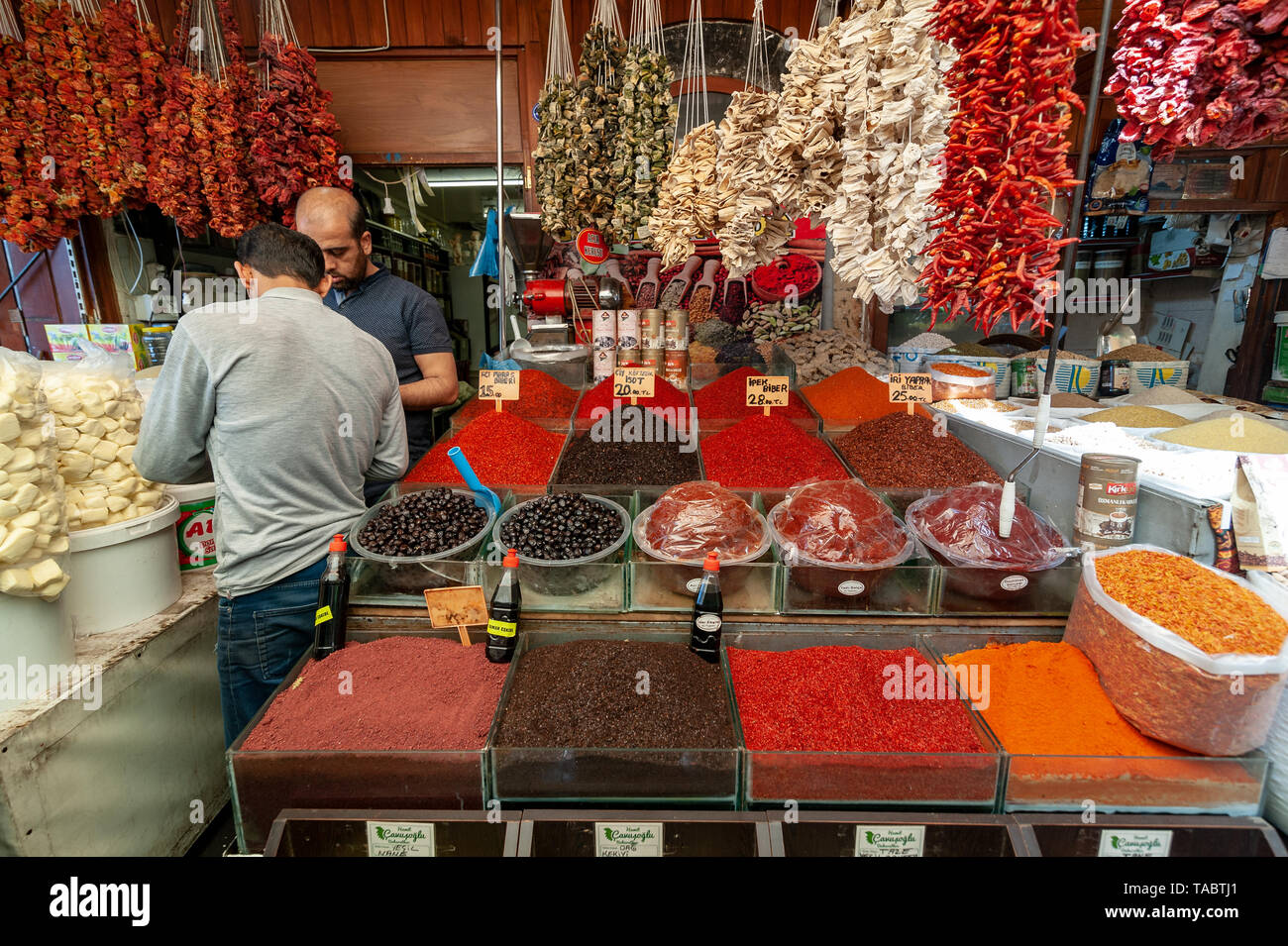 Negozio di spezie in Almaci bazaar.molte delle specialità locali come pure salato condiviso con altre regioni della Turchia sono preparati con pepe di Aleppo Foto Stock