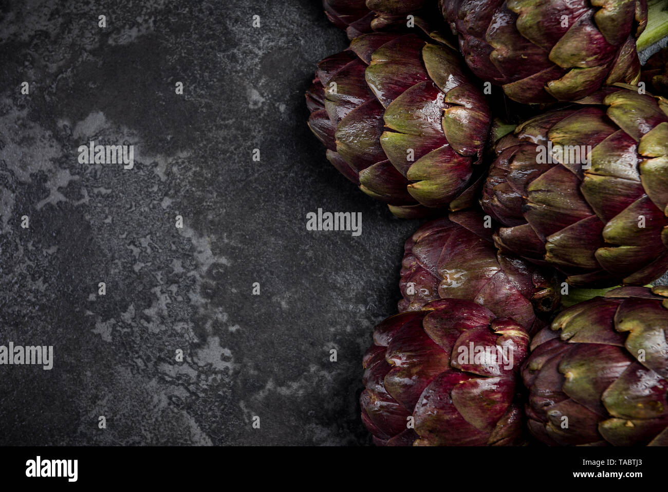 Viola i carciofi, vegetale commestibile da cucina italiana. Foto Stock