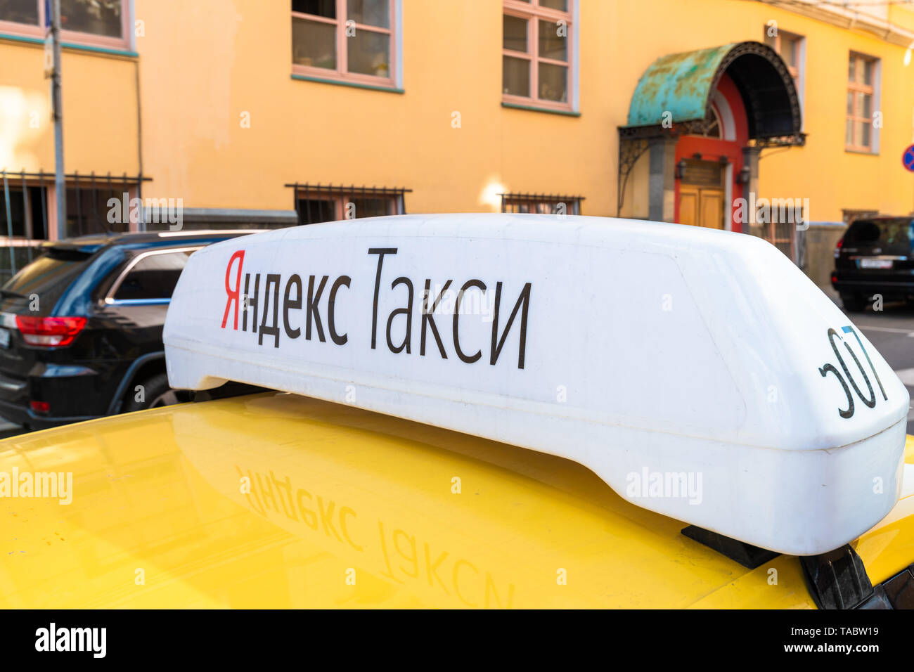 Mosca, Russia - 23 Maggio. 2019. Il segno della Yandex taxi sul tetto della vettura Foto Stock