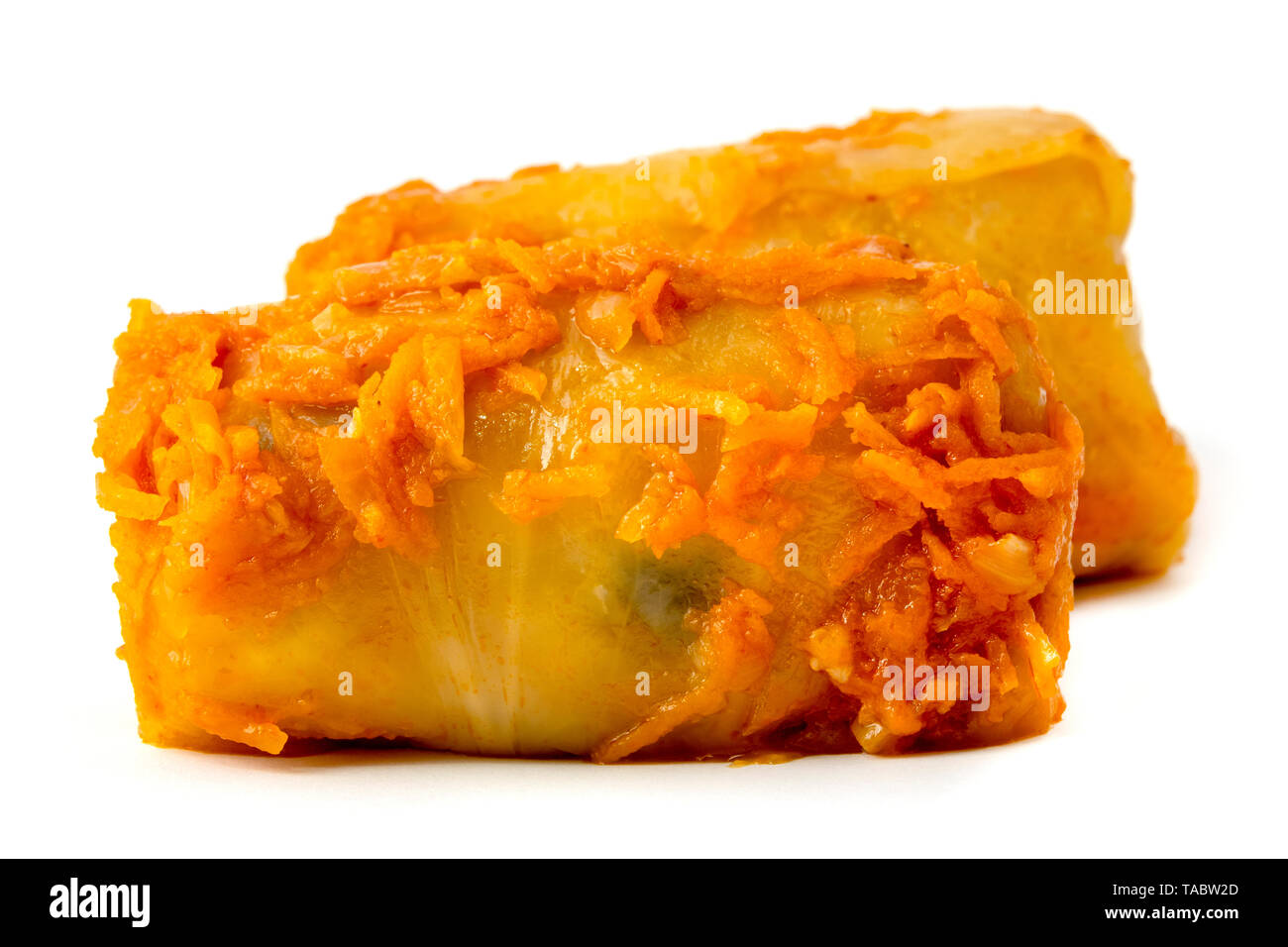 Farcite involtini di cavolo con salsa di pomodoro e le carote un su sfondo bianco Foto Stock