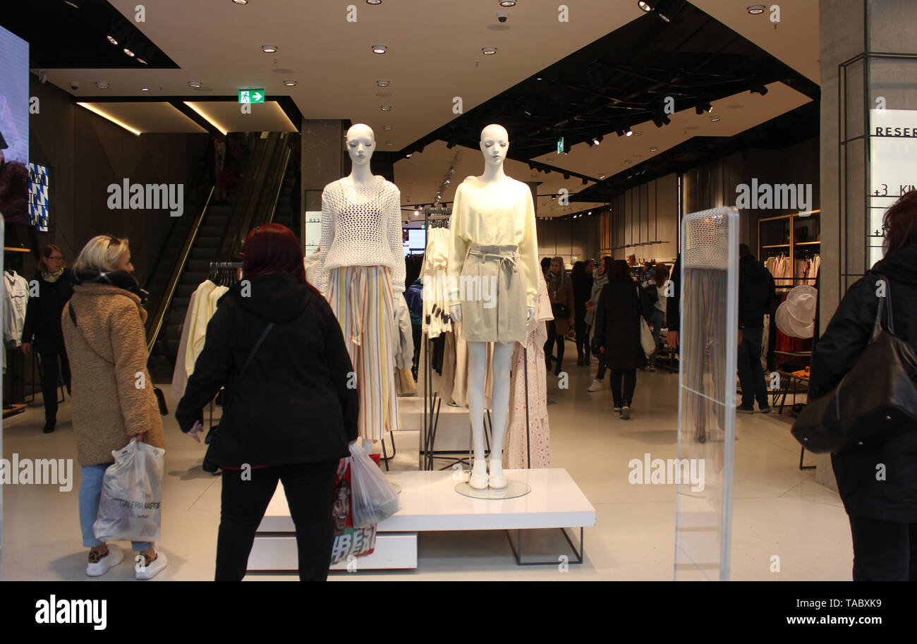 Donne shopping moda primavera, esaminando due modelli di visualizzazione in un monaco di baviera catena di negozi.Per i tessuti. Foto Stock