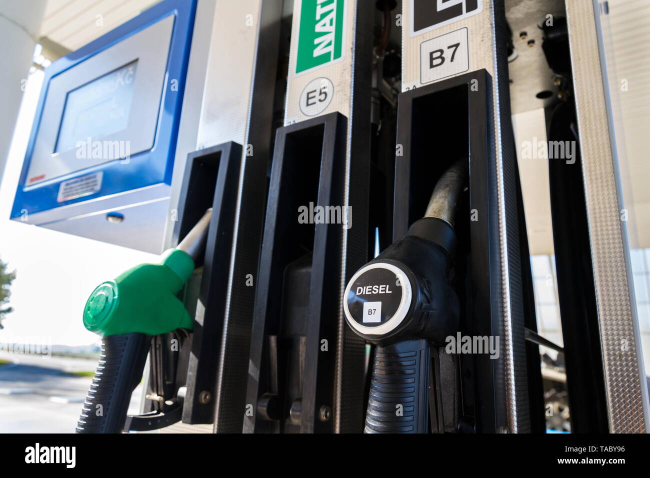 Nuova etichettatura del carburante alla stazione di benzina pompe con le nuove etichette UE, giornata di sole Foto Stock