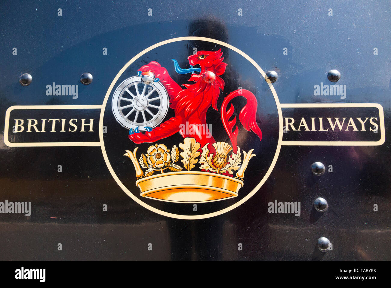 British Railways Lion e la cresta della ruota (nickname: Ferret & Dartboard) cresta su un treno della Isle of Wight Steam Railway. Regno Unito. (99) Foto Stock