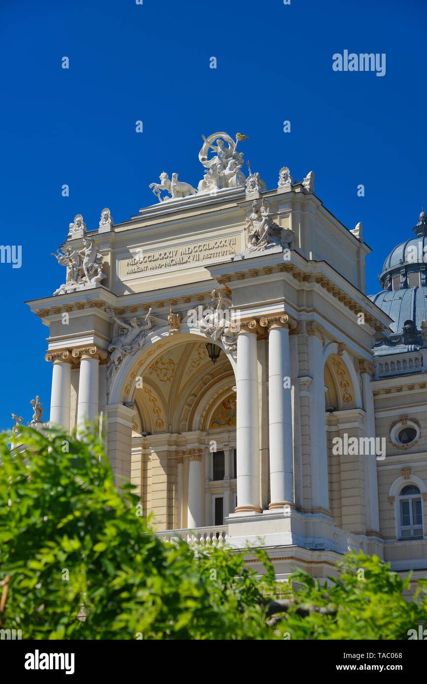 Bella Odessa / Ucraina. Famoso teatro dell'opera in estate. Foto Stock