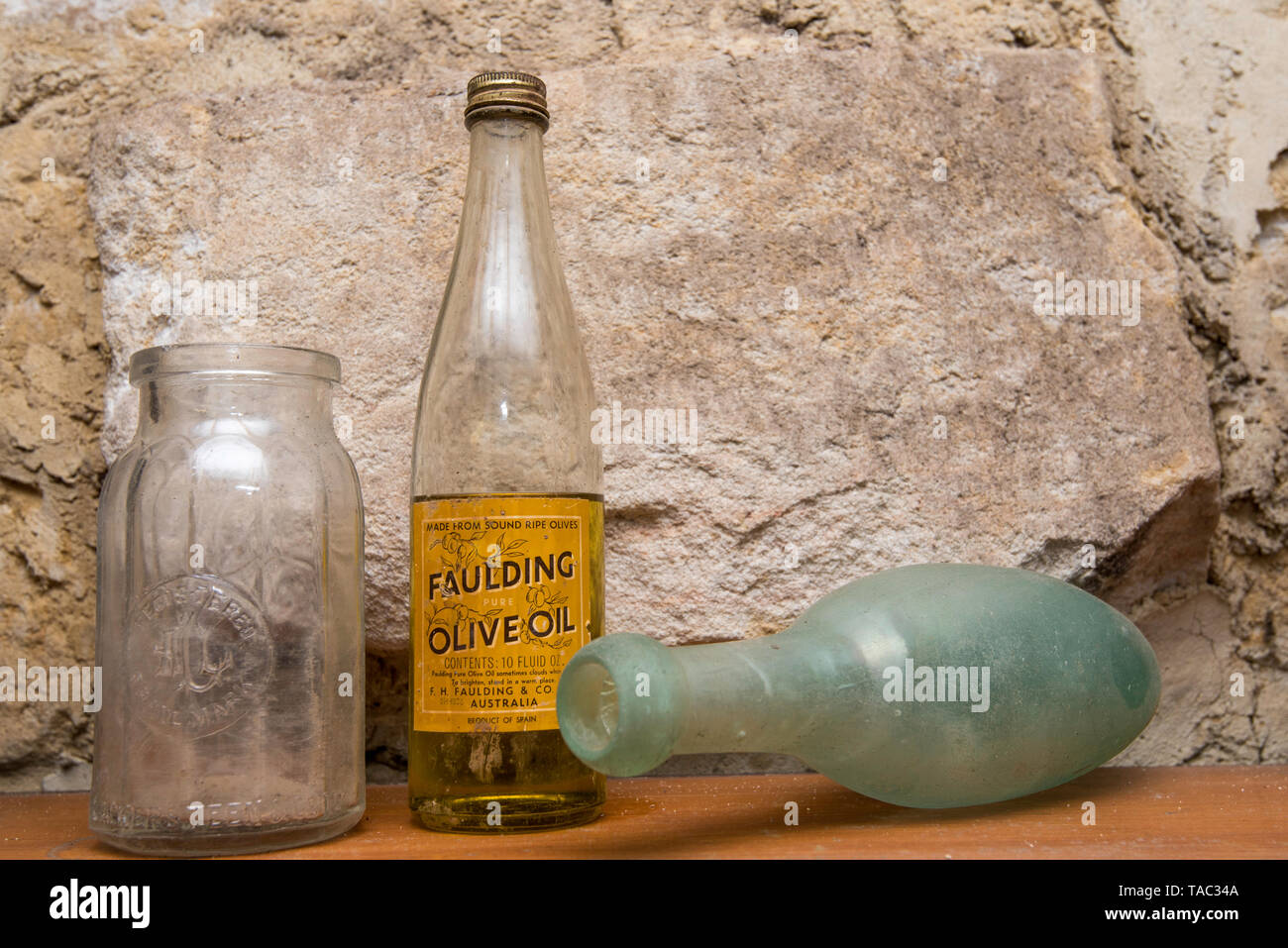 Vecchie bottiglie di vetro comprendente un Faulding Olio d'oliva Bottiglia da giorni in Australia quando l'olio d'oliva è stato acquistato da un chimico per uso medicinale Foto Stock