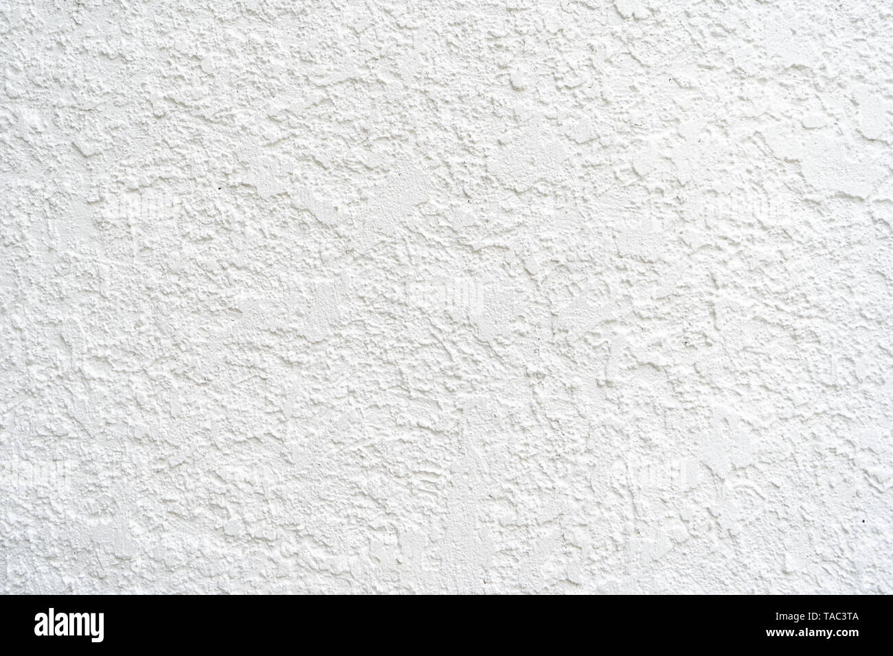 Esterno stucco muro bianco, utili come una foto di sfondo. Camera per copia e testo. Il materiale di stucco è lavorata e dipinta di bianco. Foto Stock