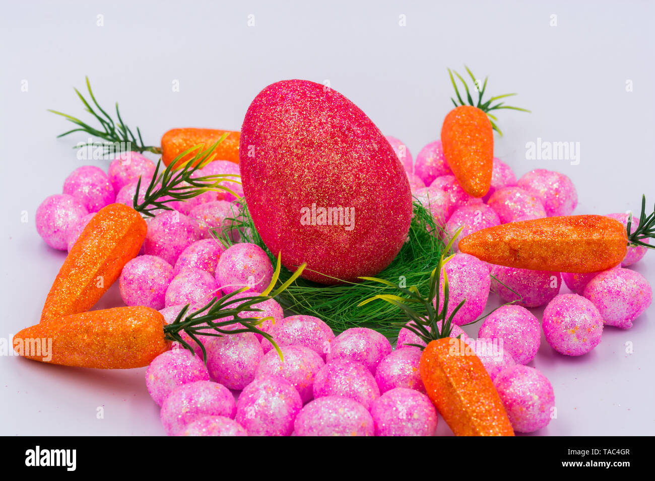 Pasqua puntelli che mostra colorato uovo di pasqua, pasqua erba e mini uova Foto Stock