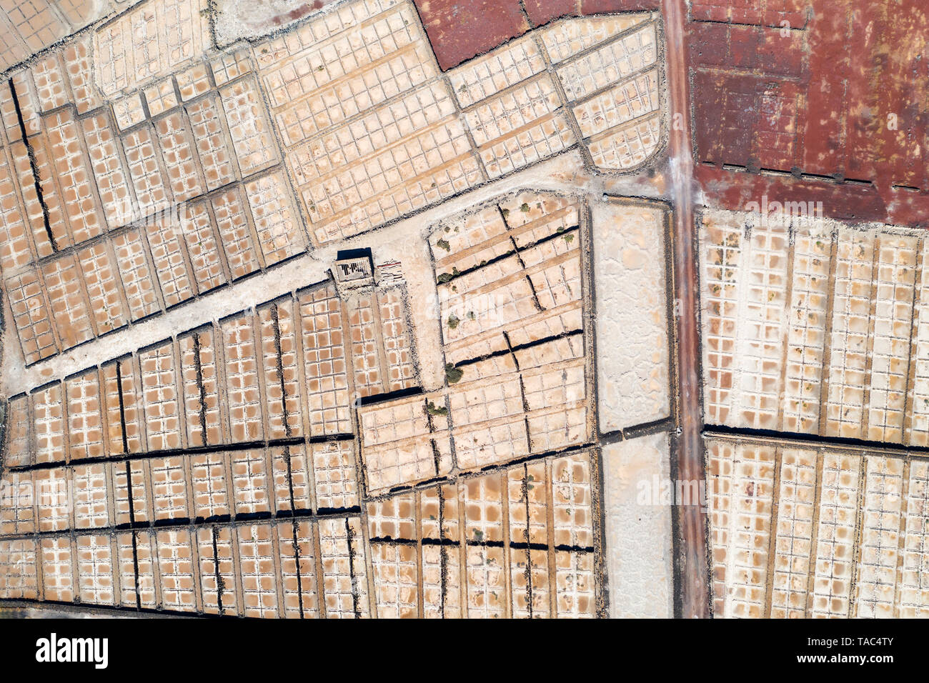 Spagna Isole Canarie Lanzarote, Yaiza, sale i campi di data mining, vista aerea Foto Stock