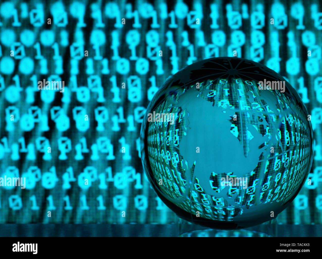 Global cyber criminalità, globo di vetro che illustra gli stati uniti con i riflessi di un infettato cyber attacco Foto Stock