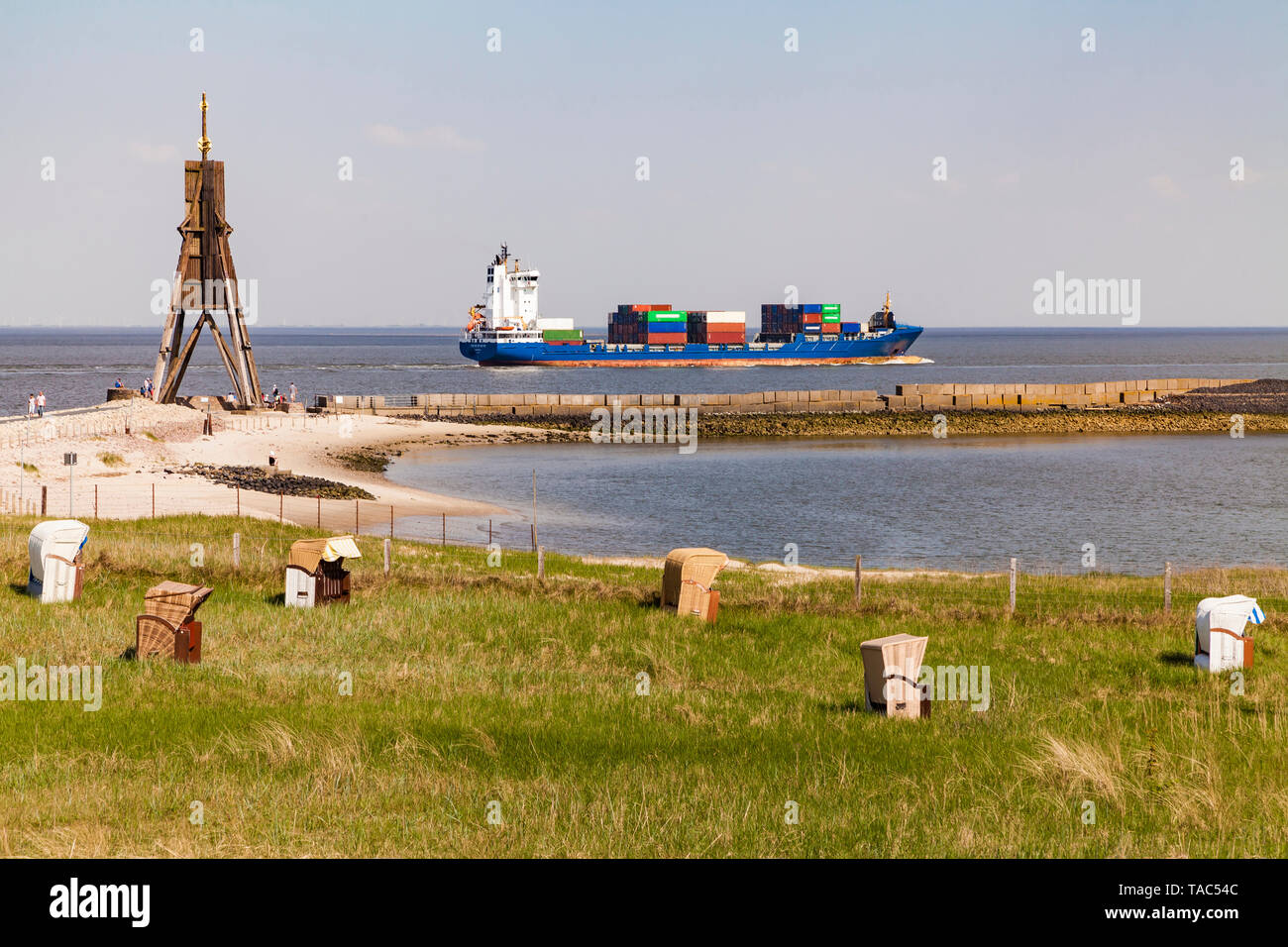Germania, Bassa Sassonia, Cuxhaven, Mare del Nord, sfera radiofaro in spiaggia, incappucciati sdraio in spiaggia, contenitore di nave Foto Stock