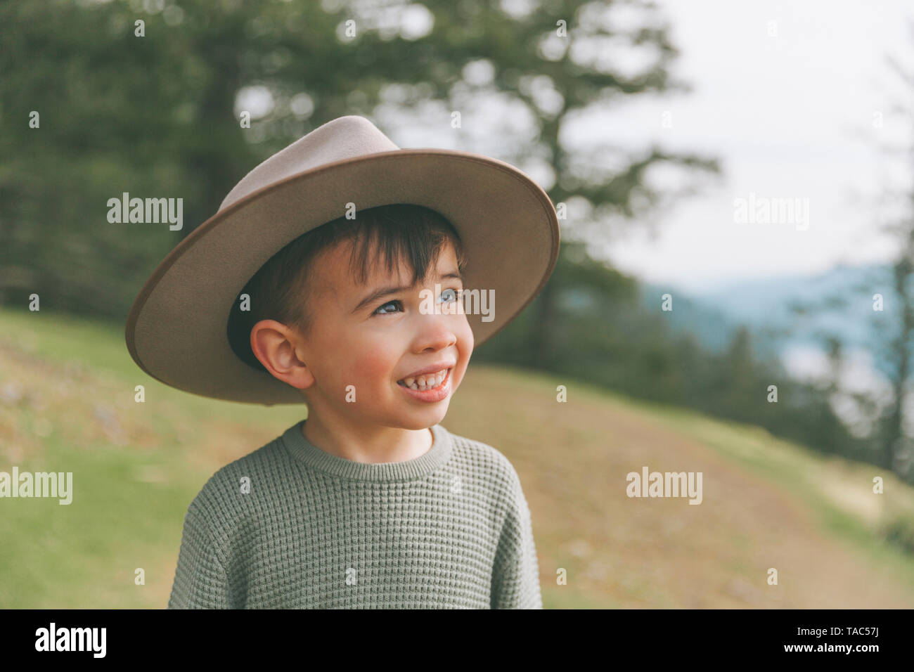 Ritratto di un ragazzino, indossando di sua madre hat Foto Stock