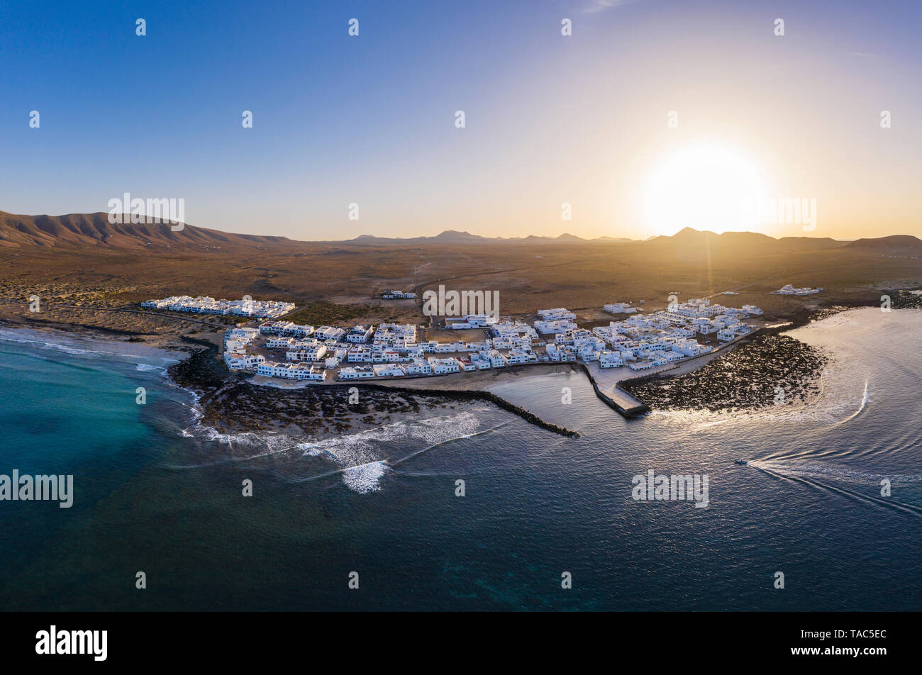 Spagna Isole Canarie Lanzarote, Caleta de Famara, Tramonto, Vista aerea Foto Stock