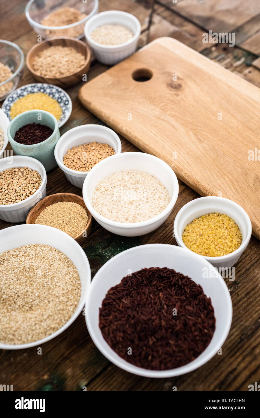 Il grano saraceno, riso rosso, Bulgur Riso, amaranto, avena, orzo e farro Foto Stock