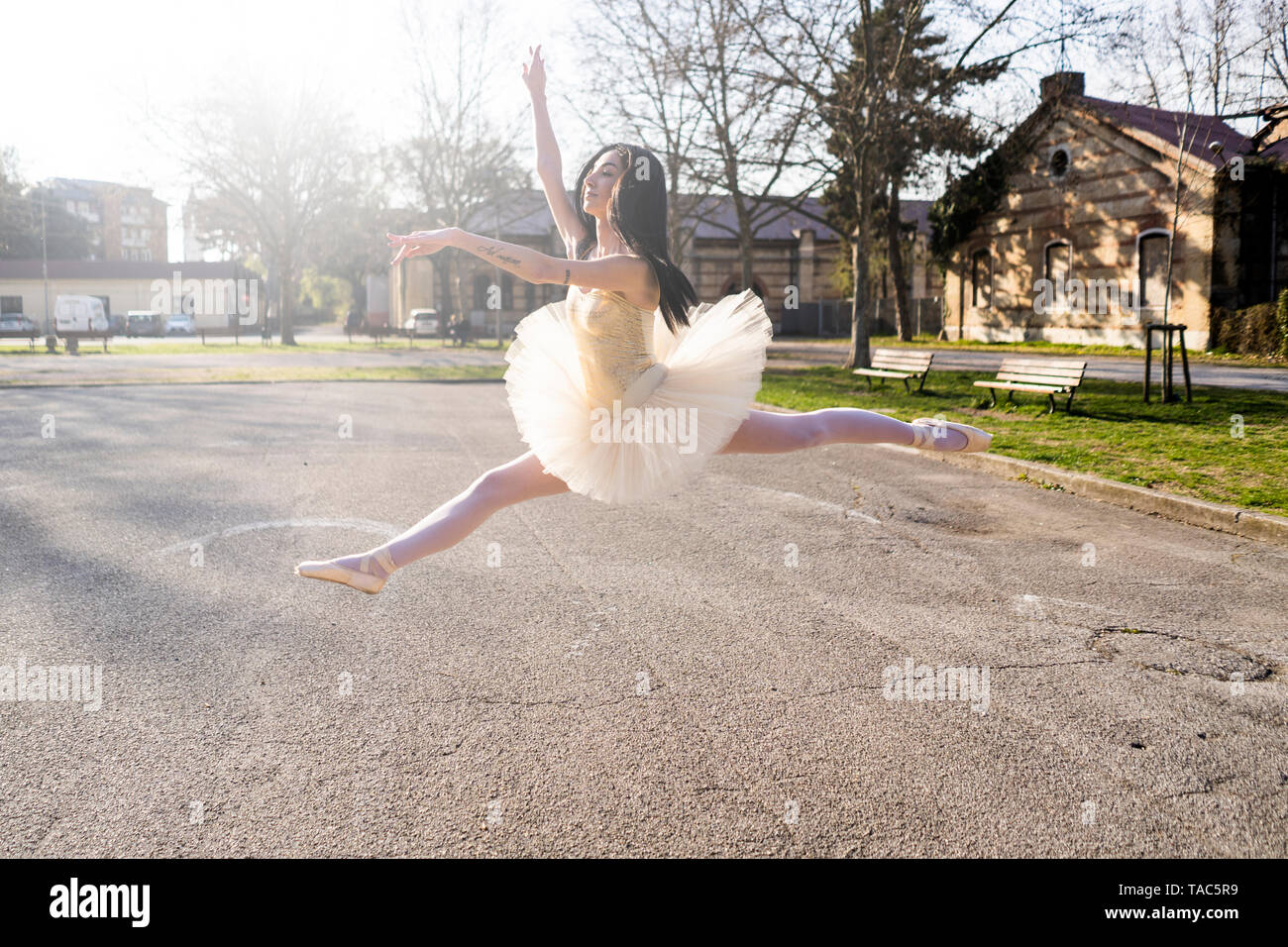 L'Italia, Verona, Ballerina Dancing in the city jumping midair Foto Stock