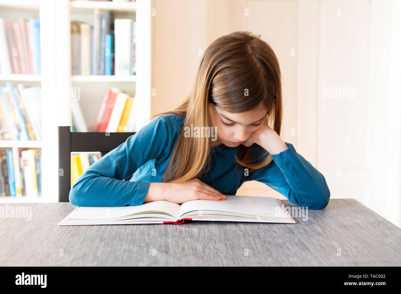 Ragazza la lettura di un libro Foto Stock