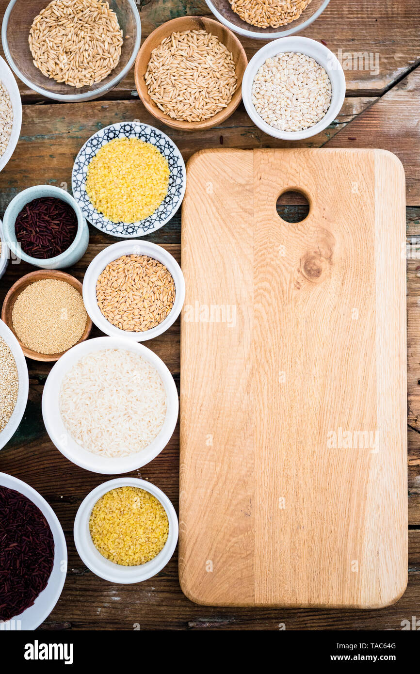 Il grano saraceno, riso rosso, Bulgur Riso, amaranto, avena, orzo e farro e quinoa Foto Stock